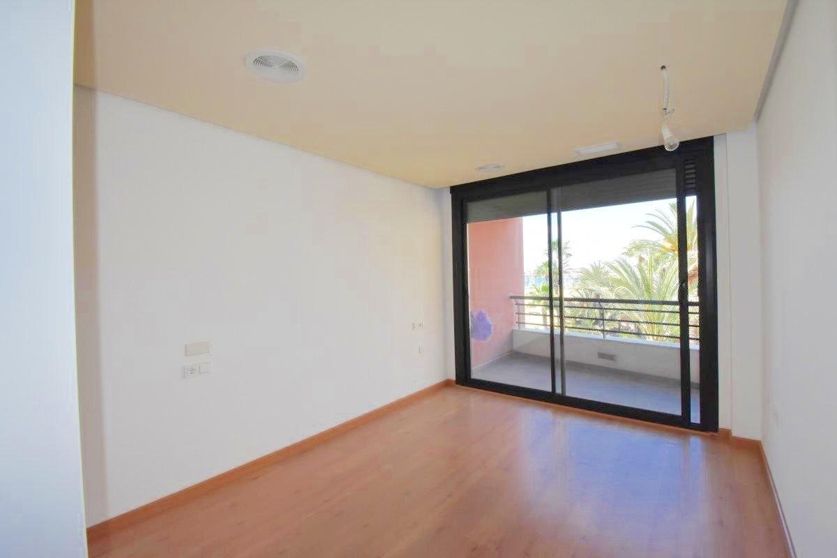 For sale - 3 Bedroom 2 Bathroom Apartment in Torrevieja - Centro - Muelle Pesquero  - Alicante