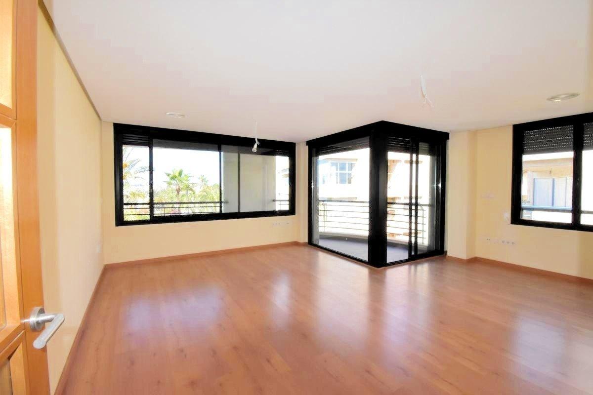 For sale - 3 Bedroom 2 Bathroom Apartment in Torrevieja - Centro - Muelle Pesquero  - Alicante