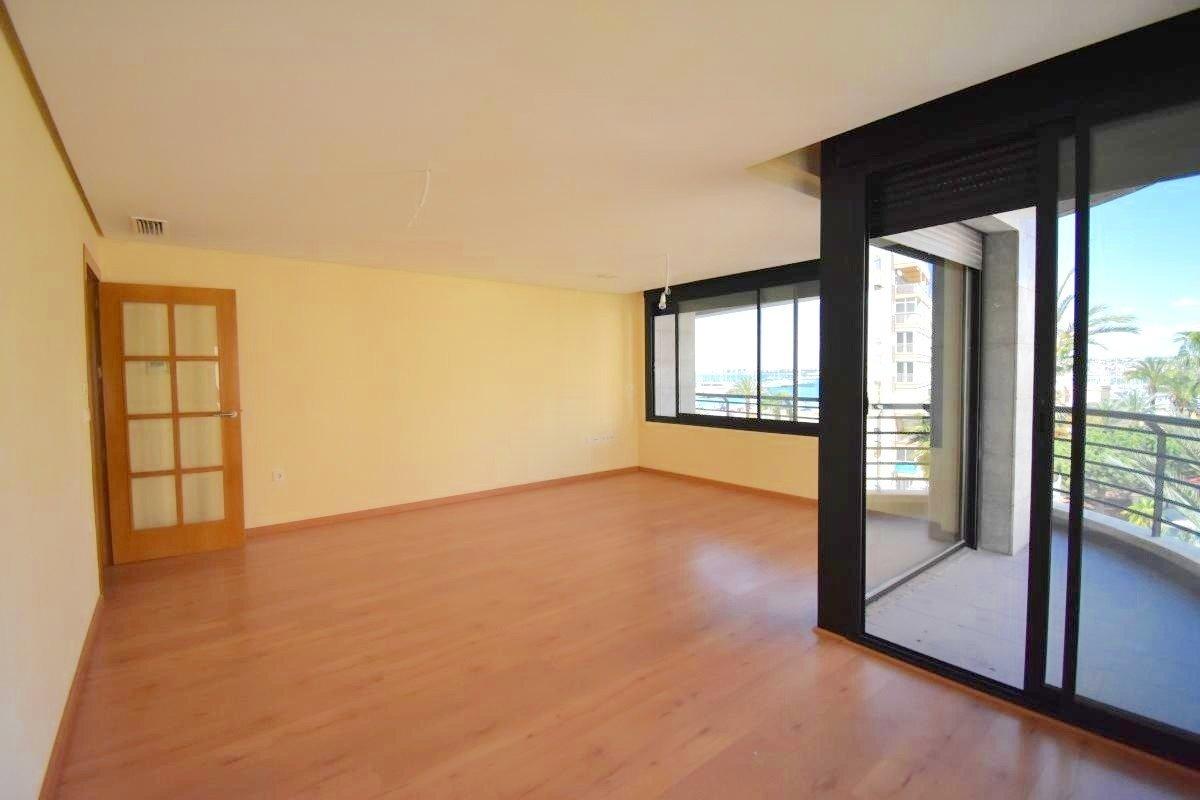 For sale - 3 Bedroom 2 Bathroom Apartment in Torrevieja - Centro - Muelle Pesquero  - Alicante