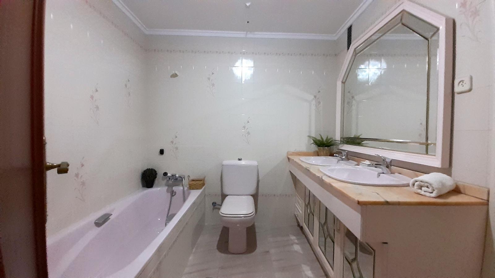 For sale - 4 Bedroom 2 Bathroom Apartment in Torrevieja - Torrevieja  - Alicante