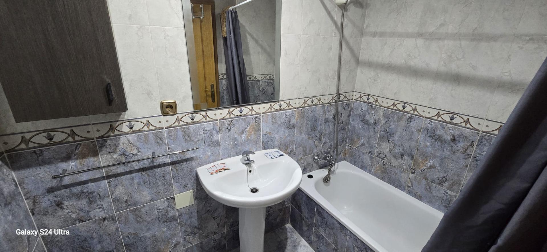 For sale - 4 Bedroom 2 Bathroom Apartment in Torrevieja - Torrevieja  - Alicante