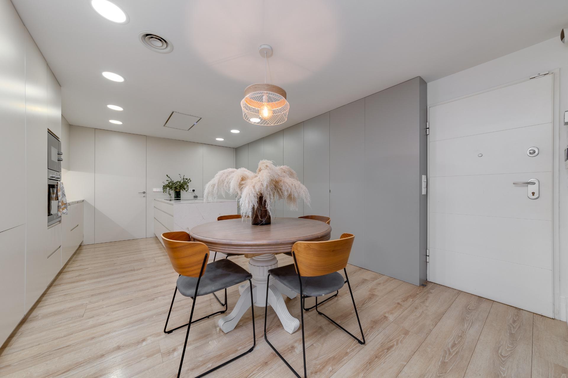 For sale - 4 Bedroom 3 Bathroom Apartment in Torrevieja - Playa Del Cura  - Alicante