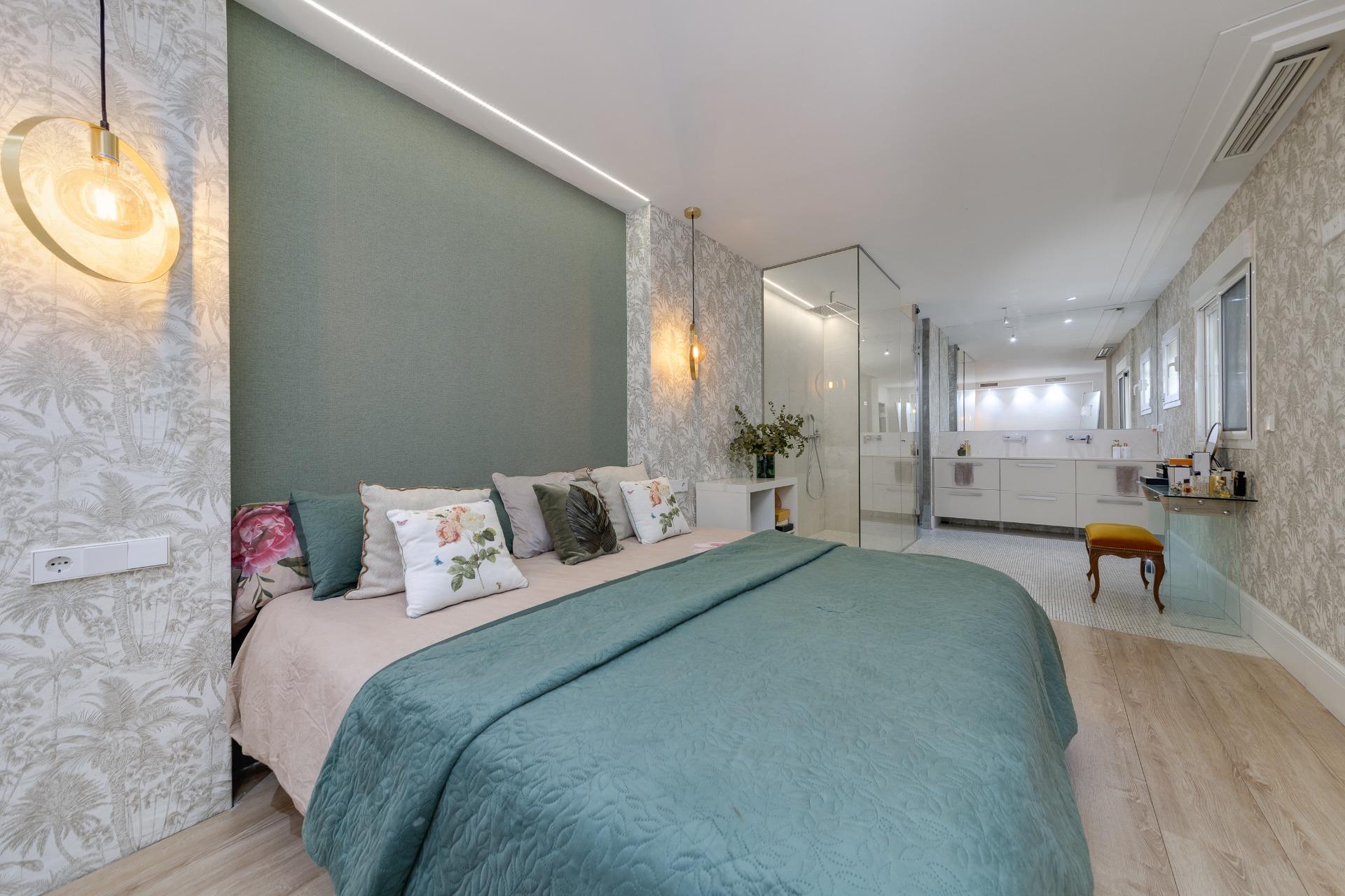 For sale - 4 Bedroom 3 Bathroom Apartment in Torrevieja - Playa Del Cura  - Alicante