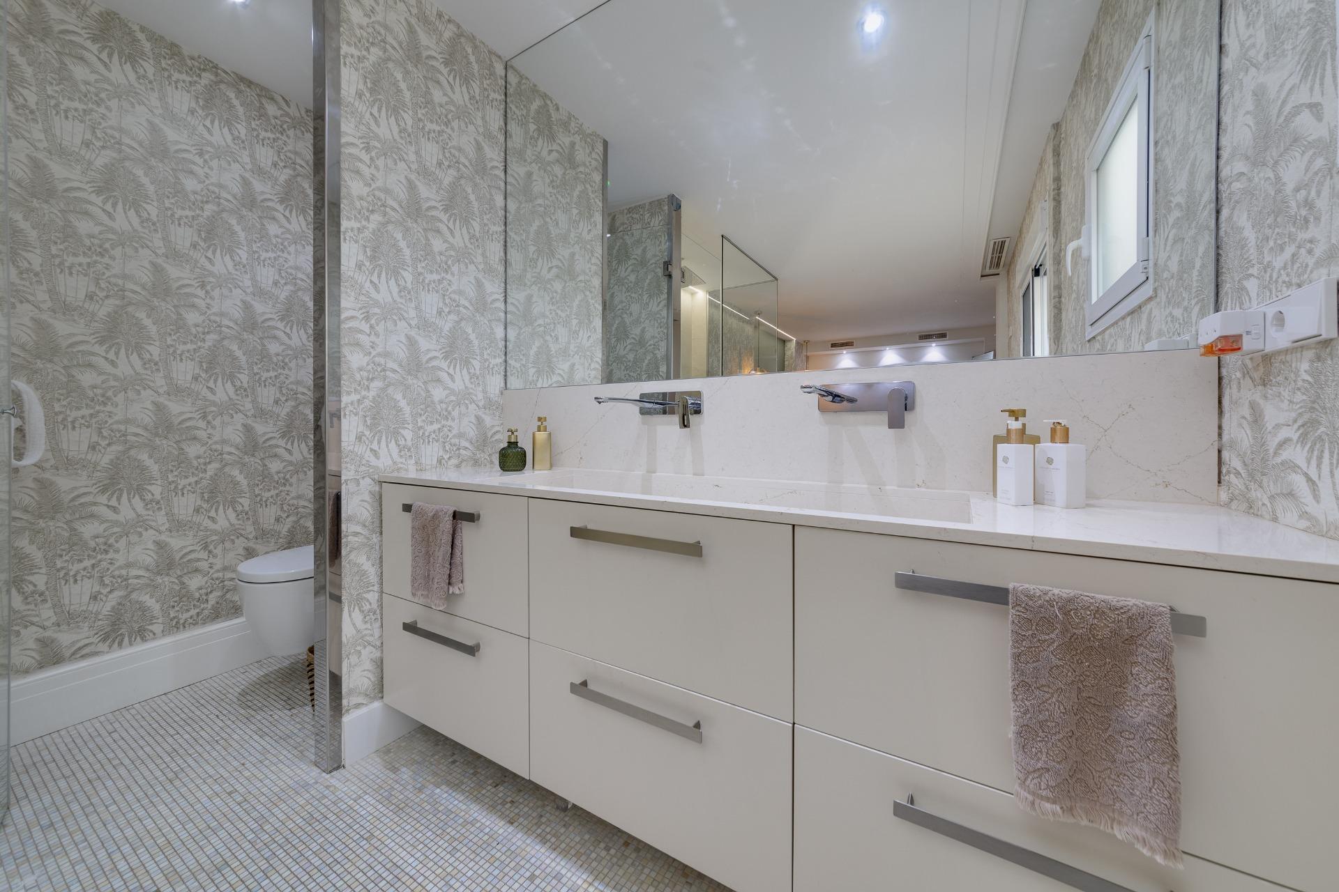 For sale - 4 Bedroom 3 Bathroom Apartment in Torrevieja - Playa Del Cura  - Alicante
