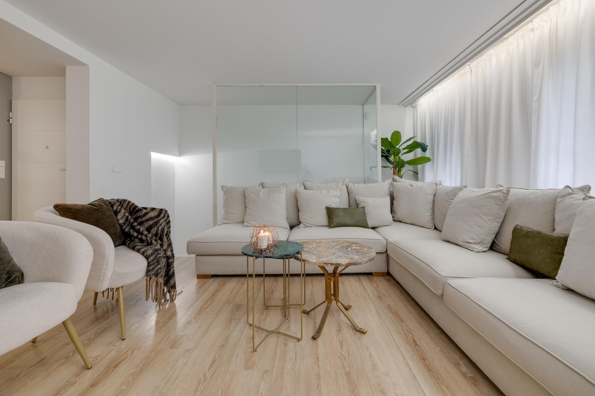 For sale - 4 Bedroom 3 Bathroom Apartment in Torrevieja - Playa Del Cura  - Alicante