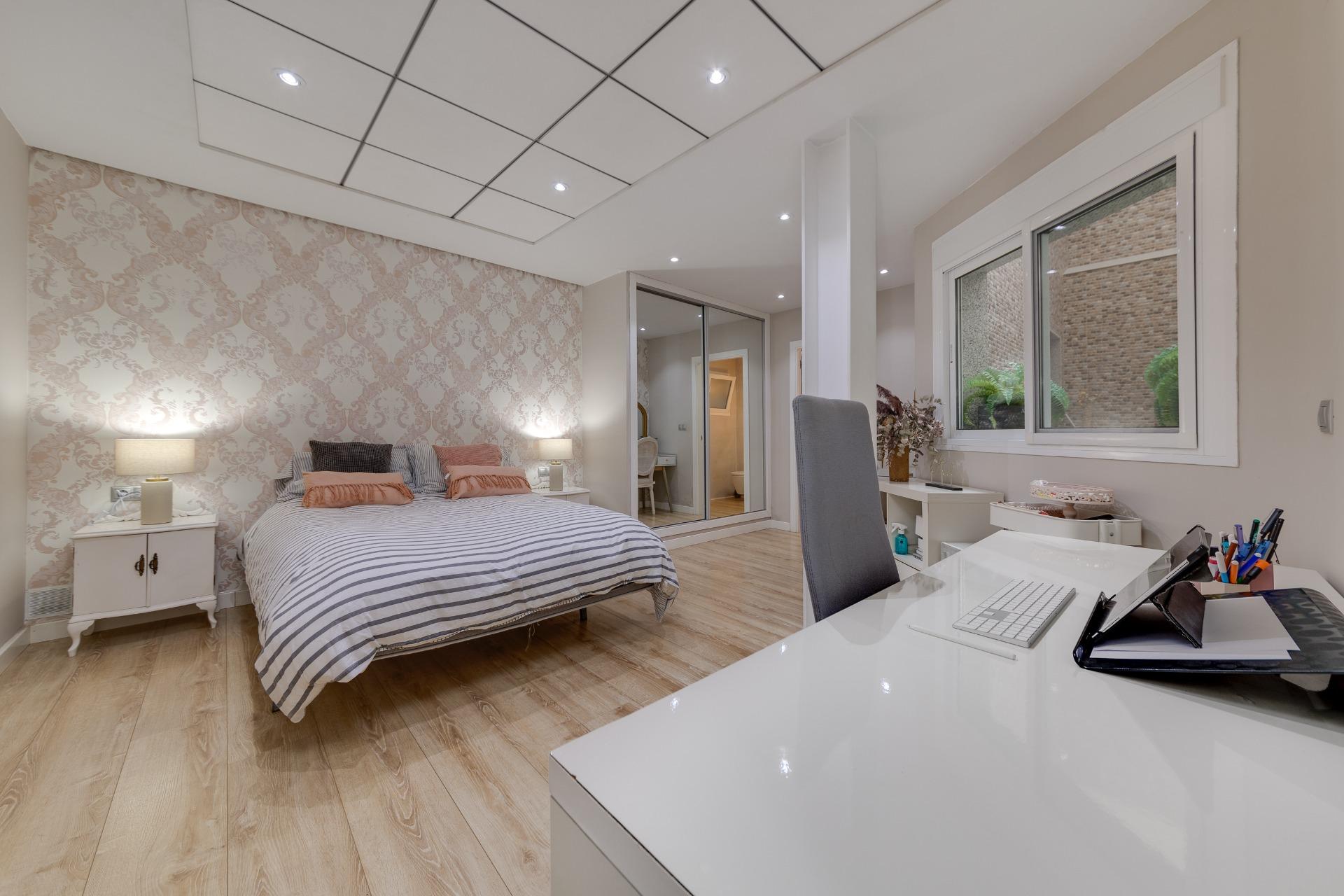 For sale - 4 Bedroom 3 Bathroom Apartment in Torrevieja - Playa Del Cura  - Alicante