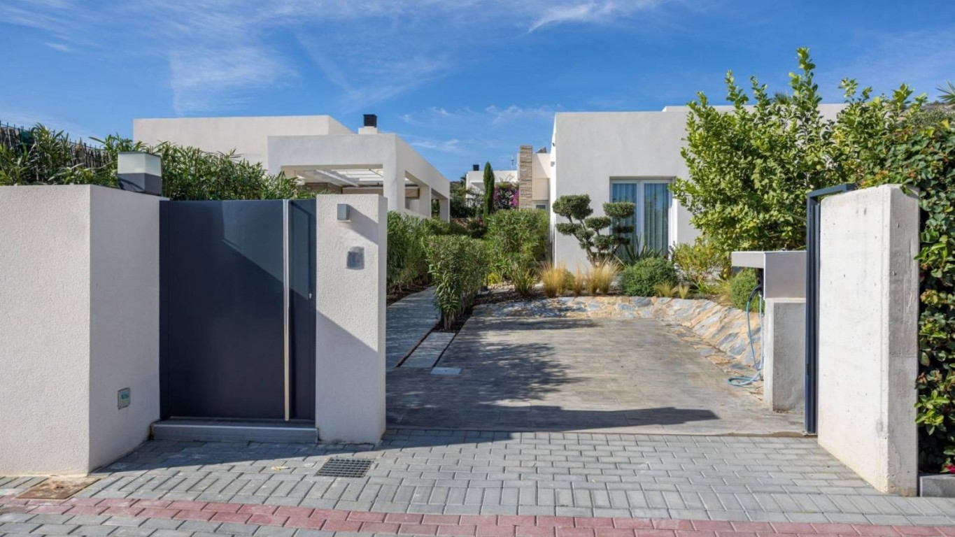For sale - 3 Bedroom 2 Bathroom Villa in La Finca Golf Resort - Inland  - Alicante