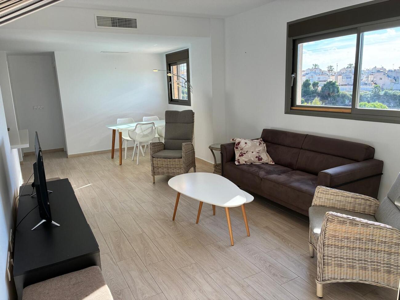 For sale - 3 Bedroom 2 Bathroom Apartment in Villamartin -  - Alicante