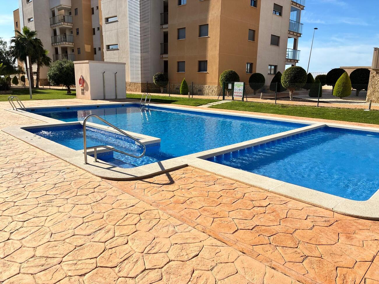 For sale - 3 Bedroom 2 Bathroom Apartment in Villamartin -  - Alicante