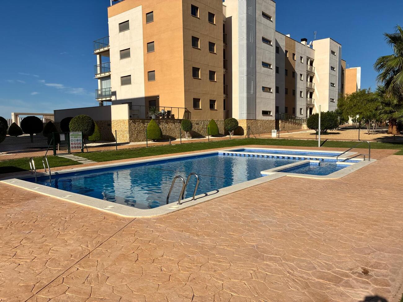 For sale - 3 Bedroom 2 Bathroom Apartment in Villamartin -  - Alicante