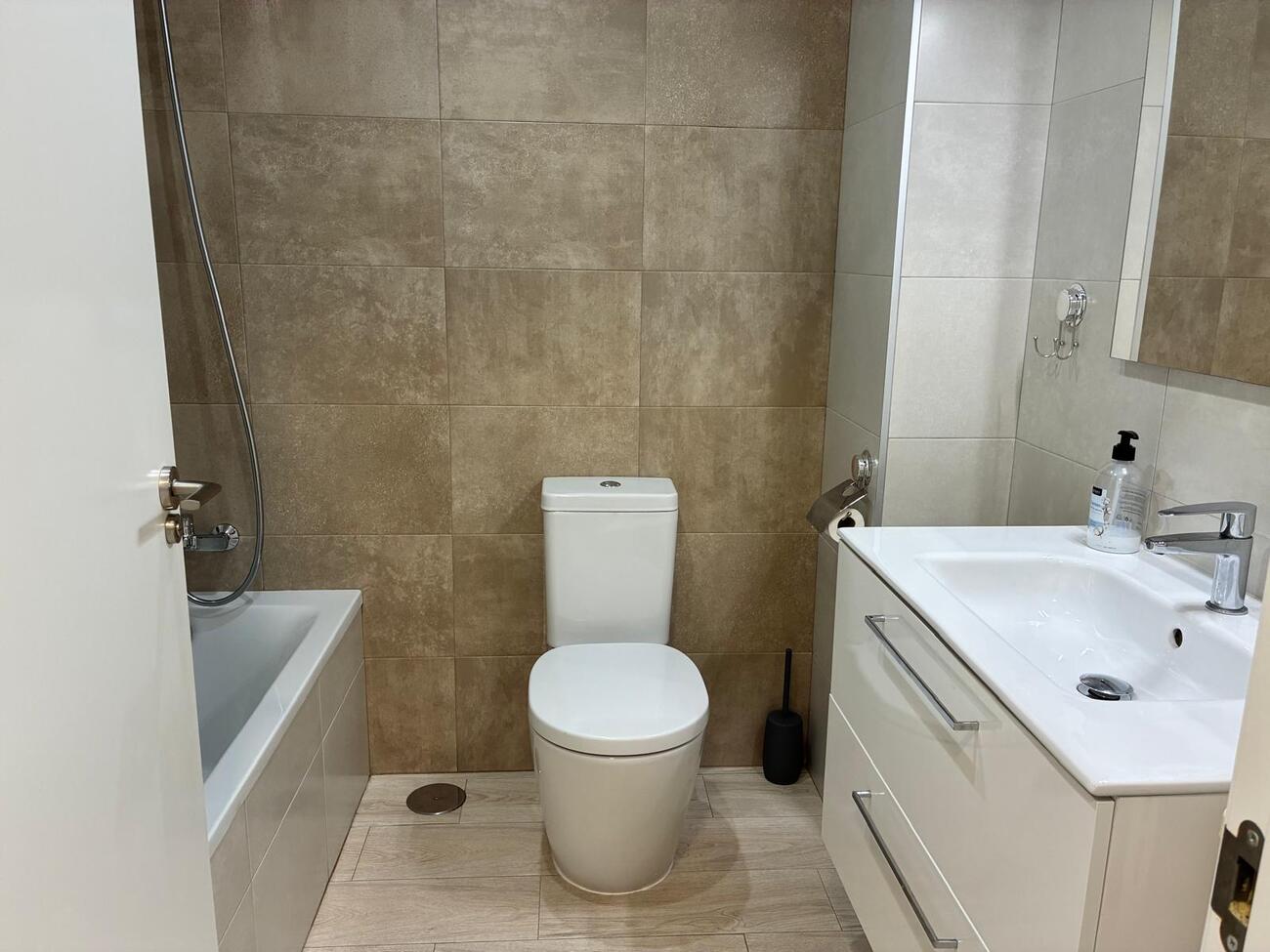 For sale - 3 Bedroom 2 Bathroom Apartment in Villamartin -  - Alicante