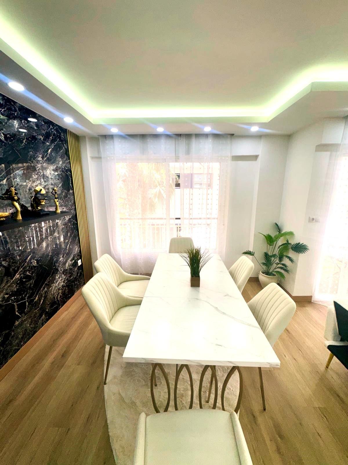 For sale - 4 Bedroom 2 Bathroom Apartment in Torrevieja - Centro - Muelle Pesquero  - Alicante