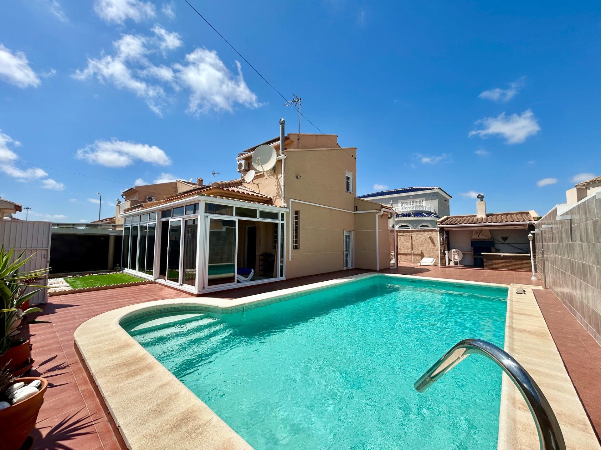 For sale - 3 Bedroom 2 Bathroom Villa in Torrevieja - San Luis  - Alicante