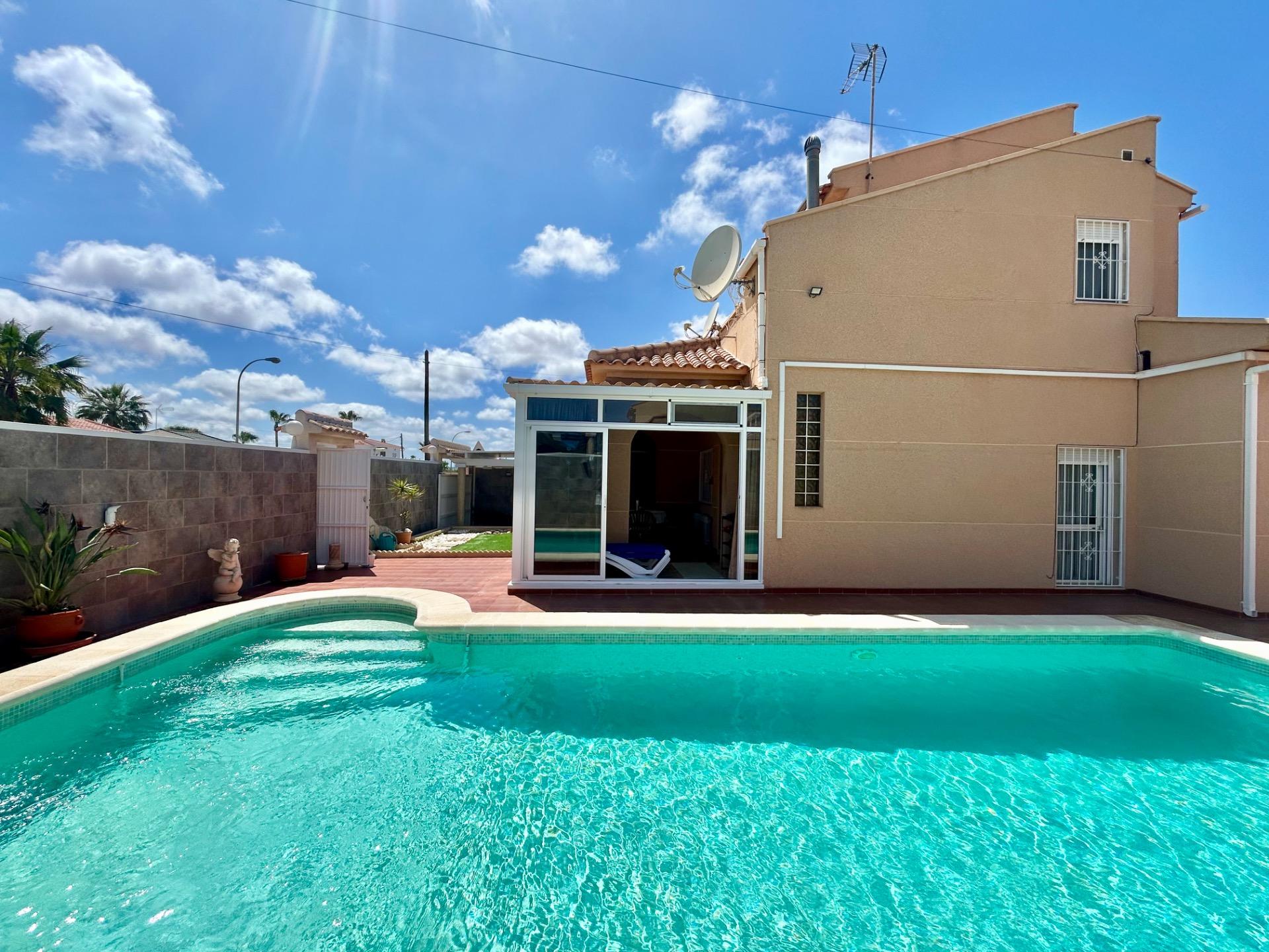 For sale - 3 Bedroom 2 Bathroom Villa in Torrevieja - San Luis  - Alicante
