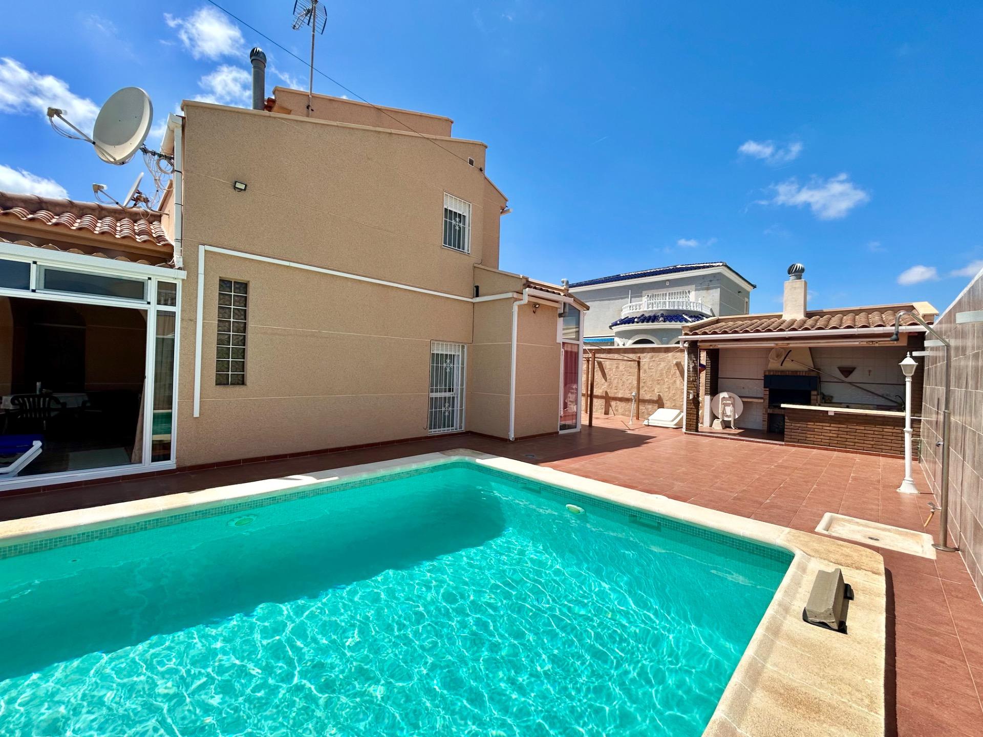 For sale - 3 Bedroom 2 Bathroom Villa in Torrevieja - San Luis  - Alicante