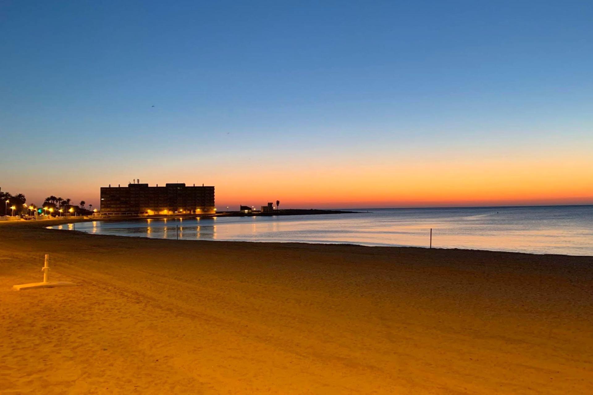 For sale - 2 Bedroom 1 Bathroom Apartment in Torrevieja - Curva Del Palangre  - Alicante