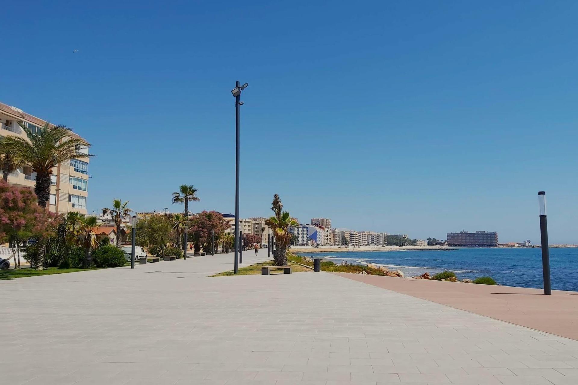 For sale - 2 Bedroom 1 Bathroom Apartment in Torrevieja - Curva Del Palangre  - Alicante