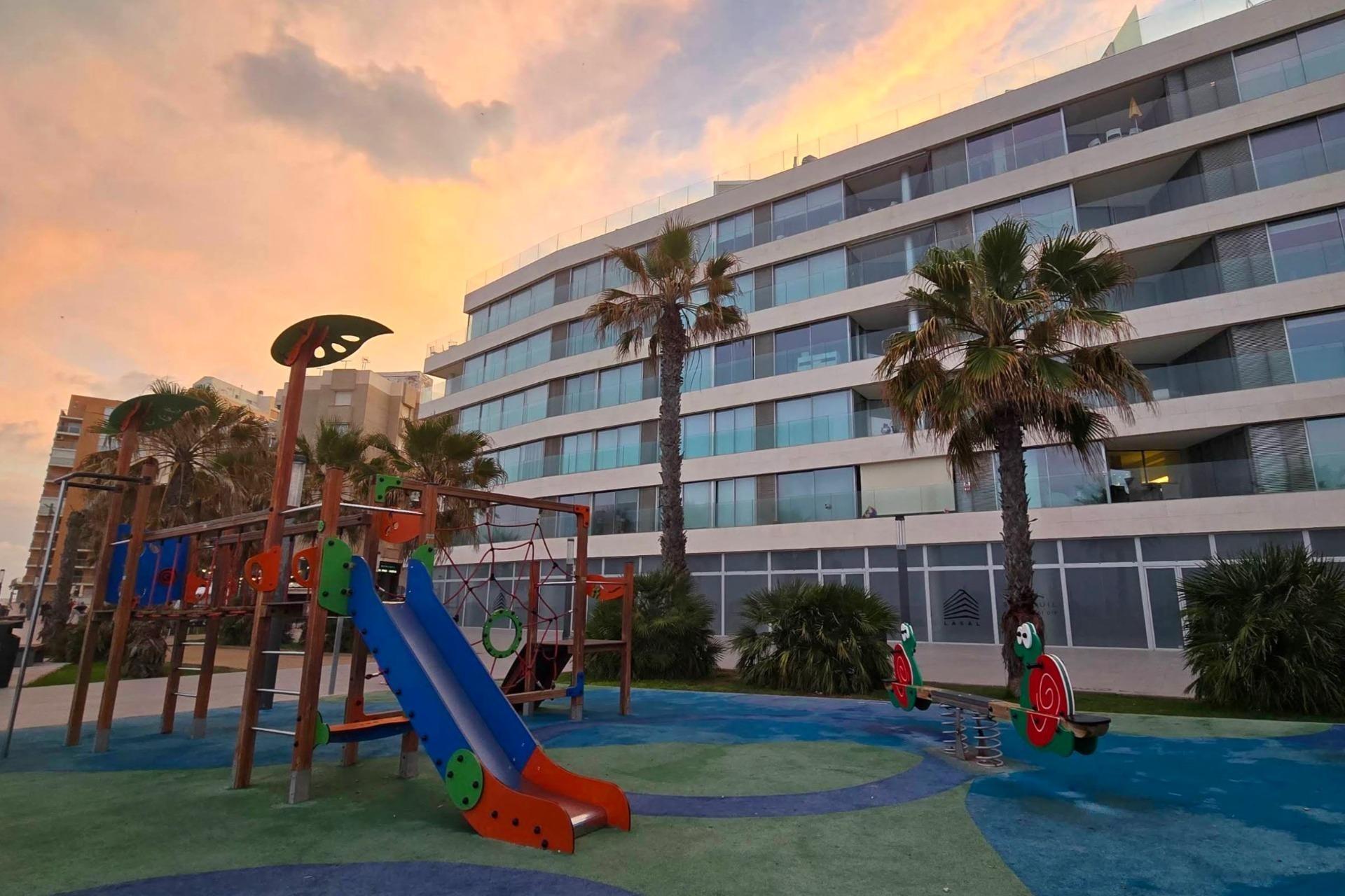 For sale - 2 Bedroom 1 Bathroom Apartment in Torrevieja - Curva Del Palangre  - Alicante