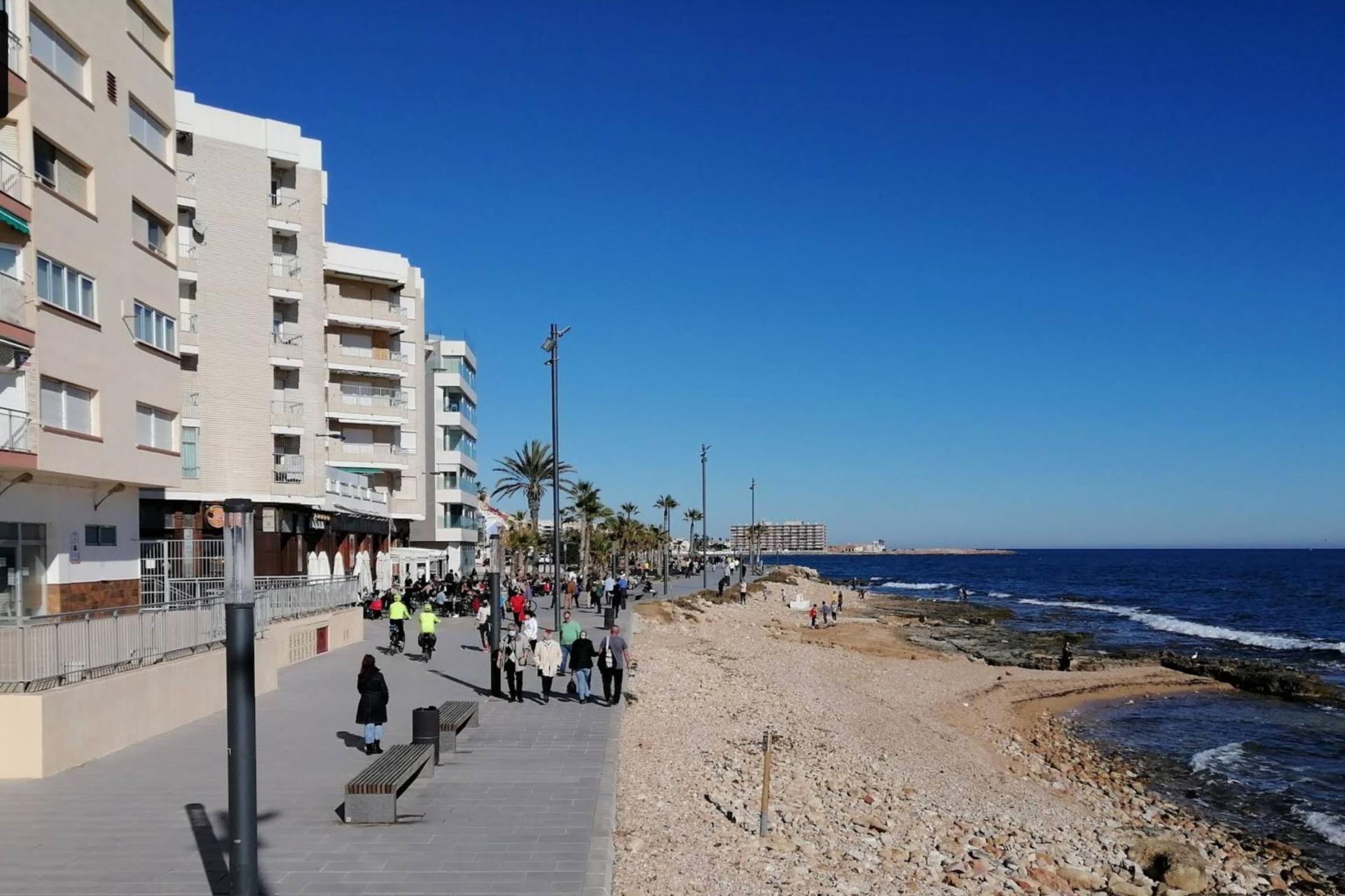 For sale - 2 Bedroom 1 Bathroom Apartment in Torrevieja - Curva Del Palangre  - Alicante