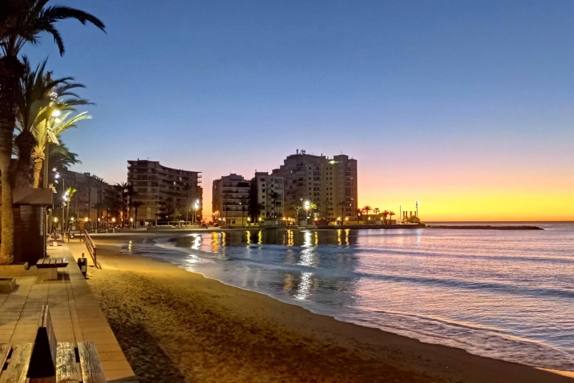 For sale - 2 Bedroom 1 Bathroom Apartment in Torrevieja - Curva Del Palangre  - Alicante