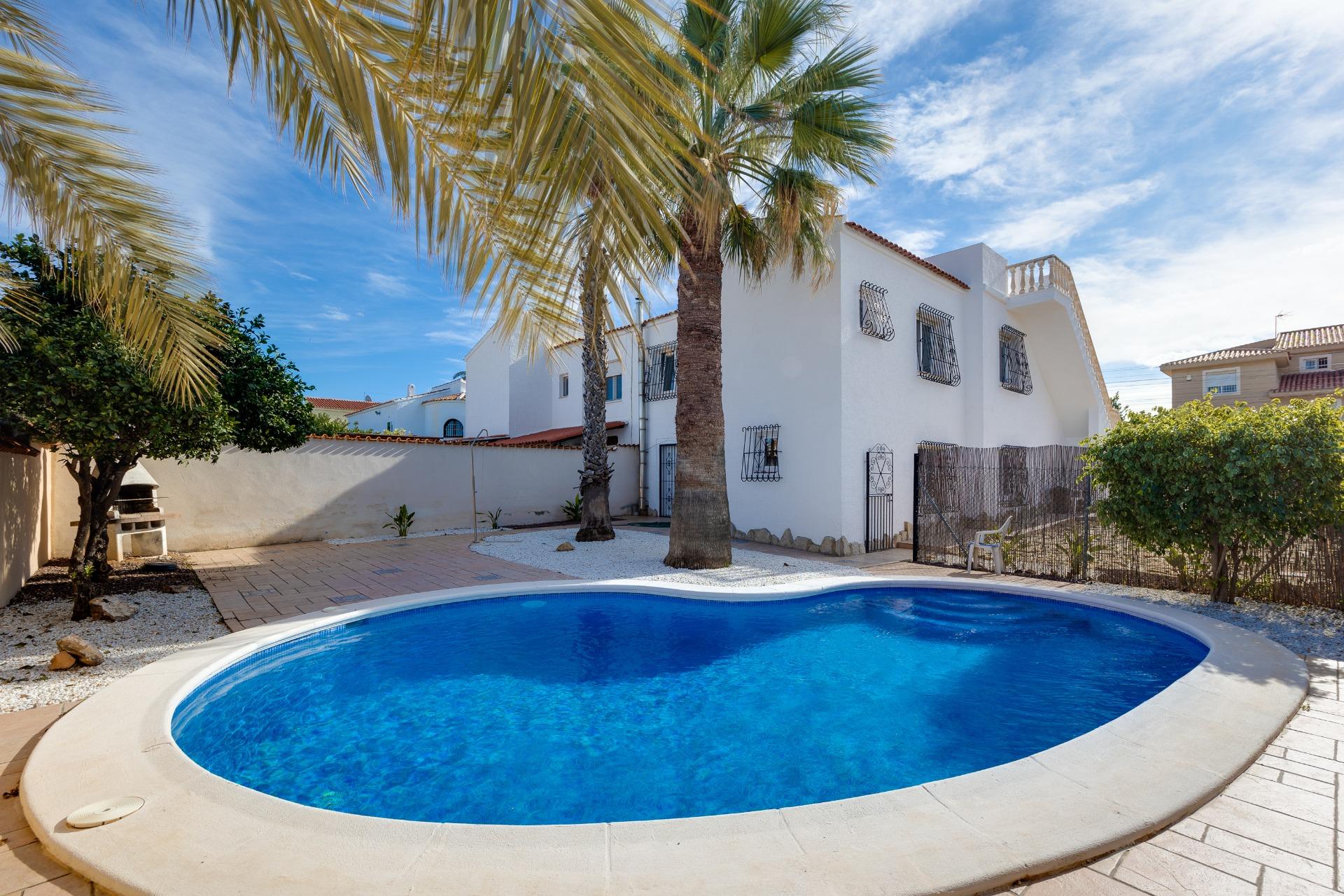 For sale - 3 Bedroom 3 Bathroom Villa in Torrevieja - La Siesta - El Salado - Torreta  - Alicante