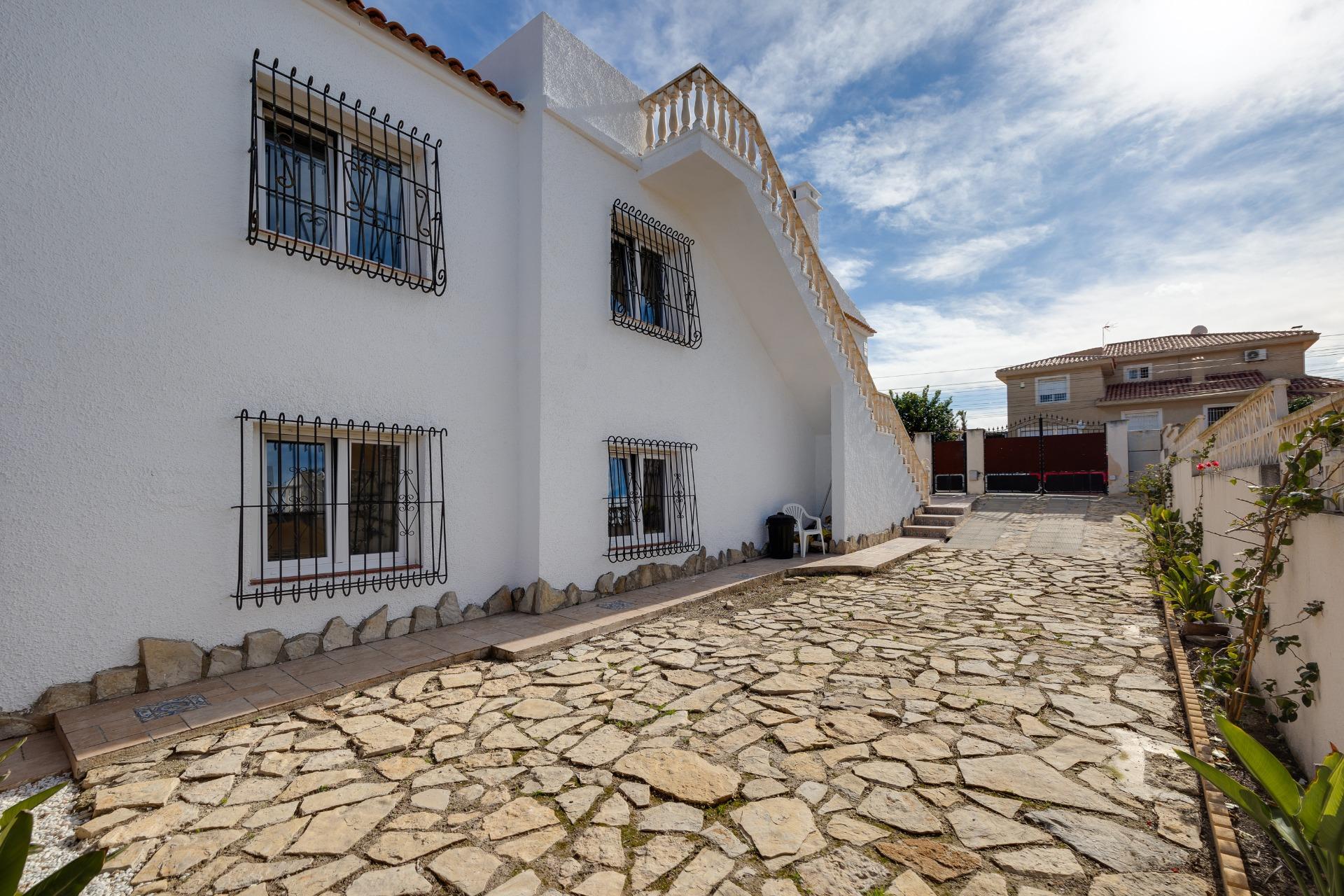 For sale - 3 Bedroom 3 Bathroom Villa in Torrevieja - La Siesta - El Salado - Torreta  - Alicante