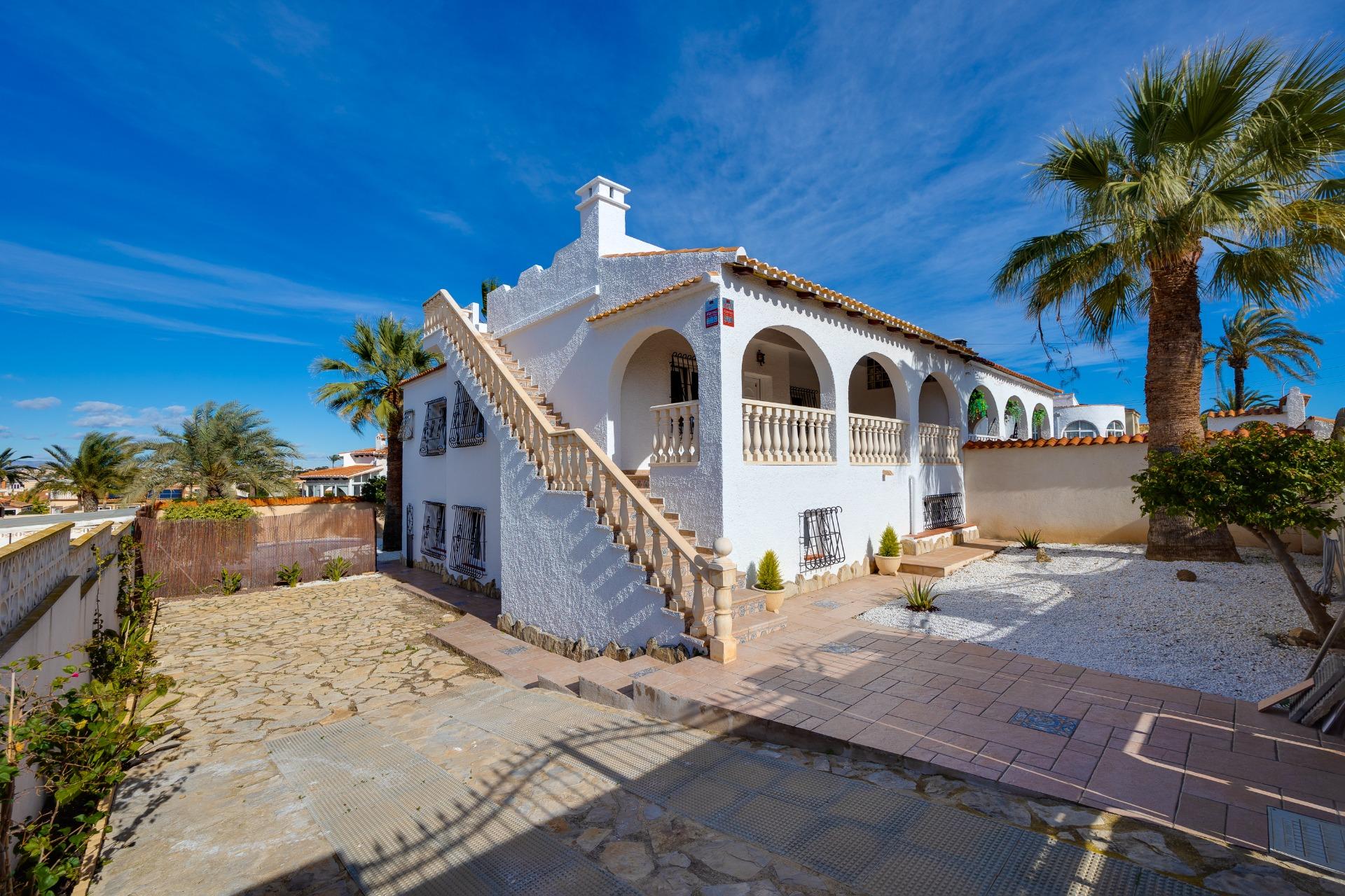 For sale - 3 Bedroom 3 Bathroom Villa in Torrevieja - La Siesta - El Salado - Torreta  - Alicante