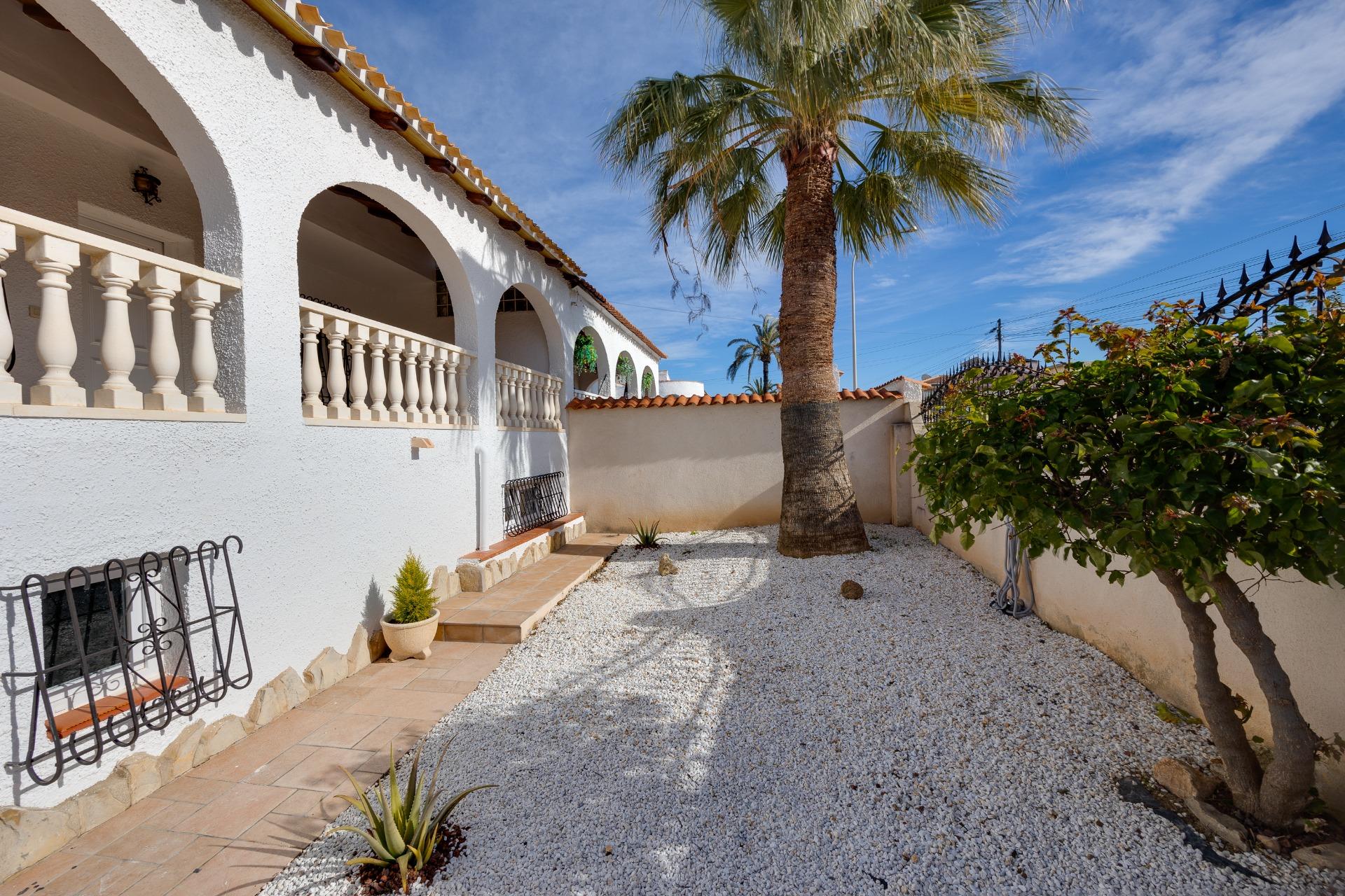 For sale - 3 Bedroom 3 Bathroom Villa in Torrevieja - La Siesta - El Salado - Torreta  - Alicante
