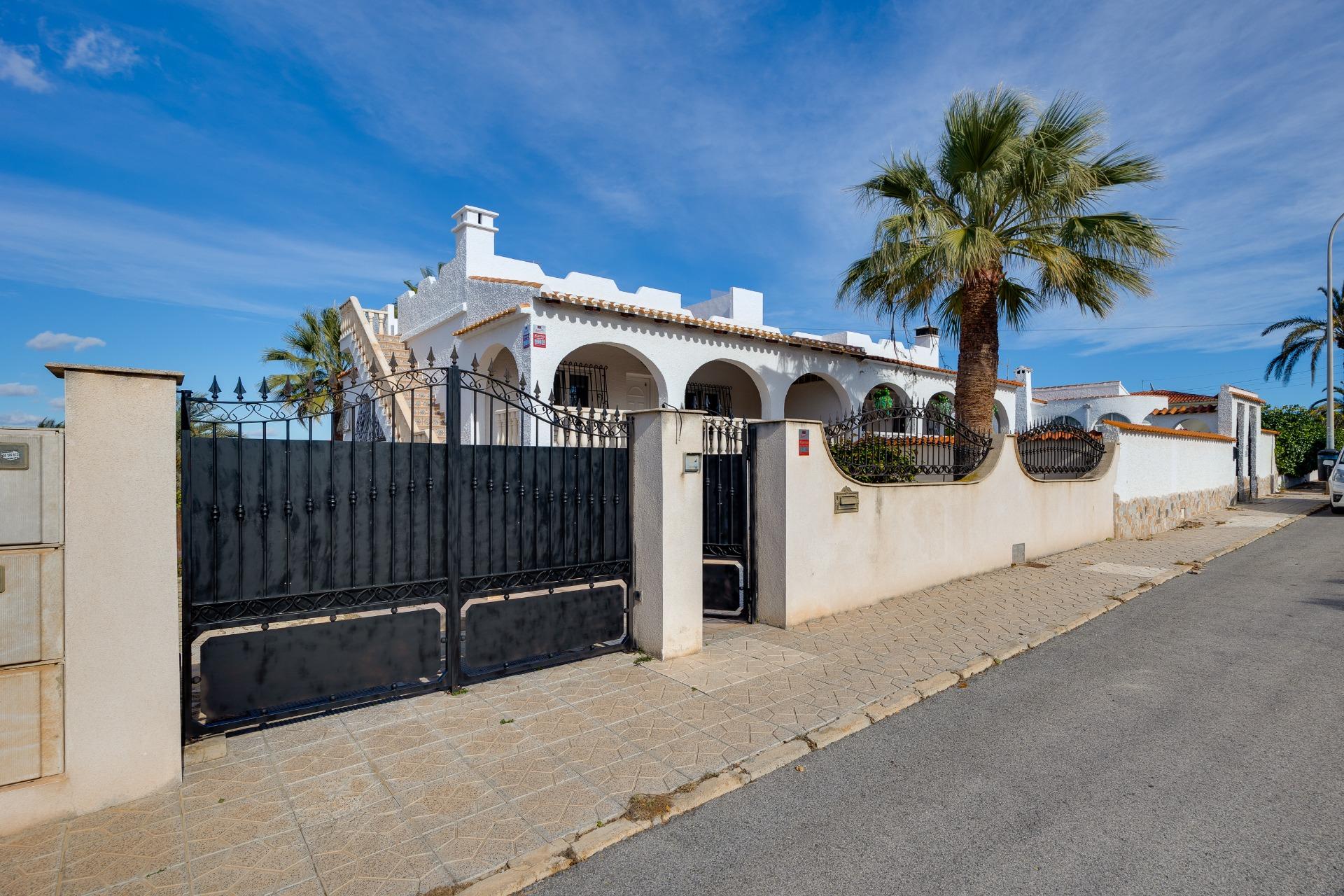 For sale - 3 Bedroom 3 Bathroom Villa in Torrevieja - La Siesta - El Salado - Torreta  - Alicante