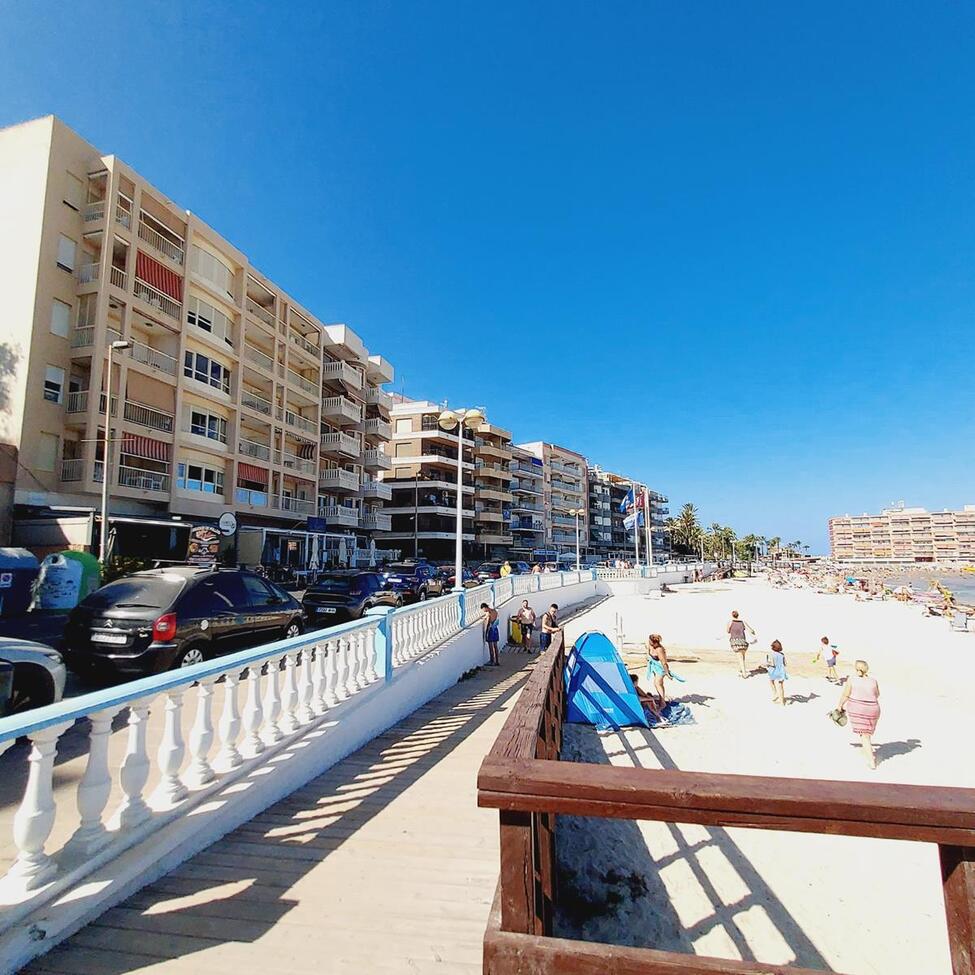 For sale - 3 Bedroom 2 Bathroom Apartment in Torrevieja - PLAYA LOS LOCOS  - Alicante