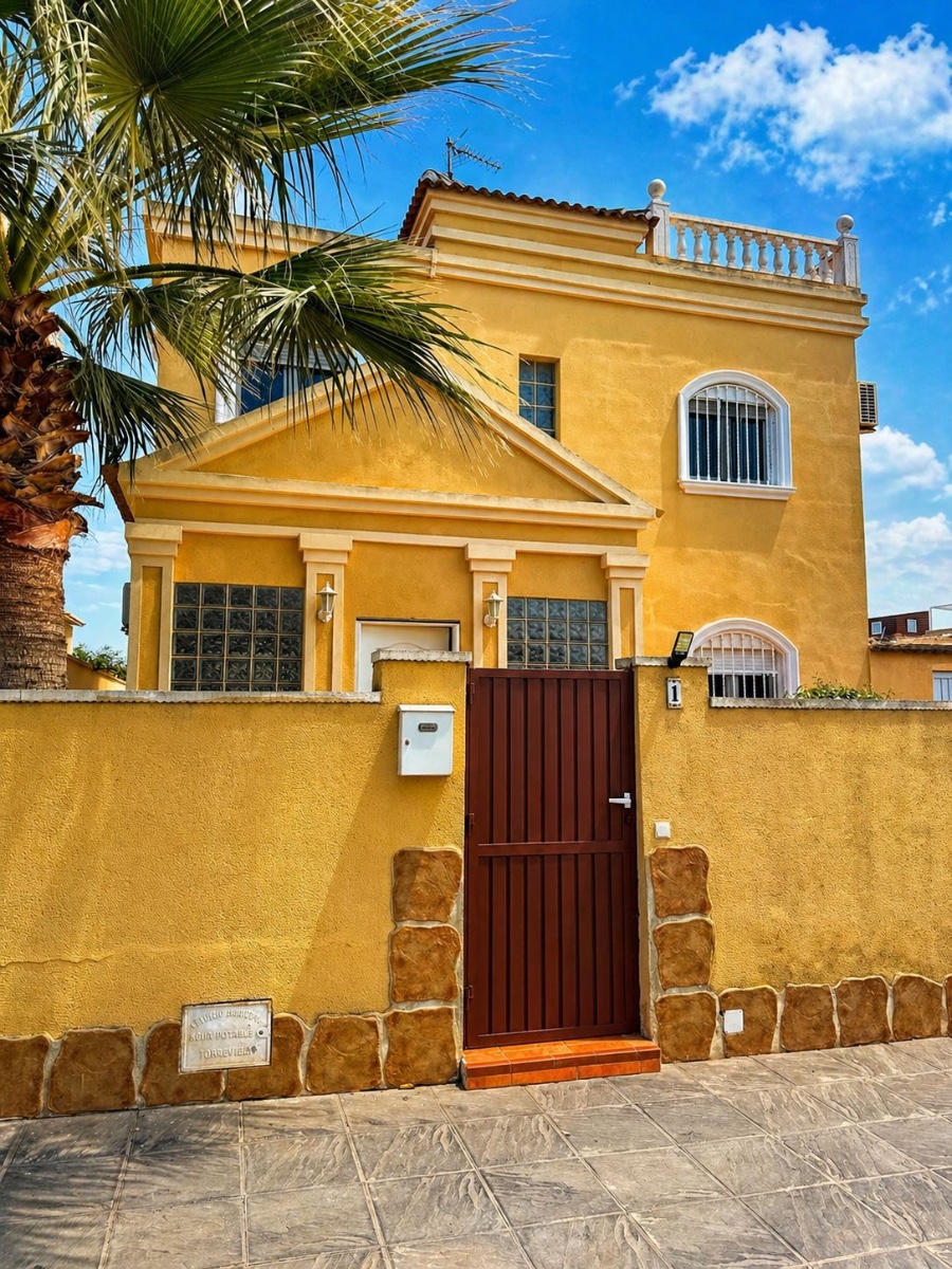 For sale - 3 Bedroom 2 Bathroom Villa in Torrevieja - Costa Blanca  - Alicante