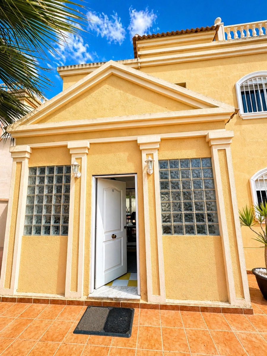 For sale - 3 Bedroom 2 Bathroom Villa in Torrevieja - Costa Blanca  - Alicante