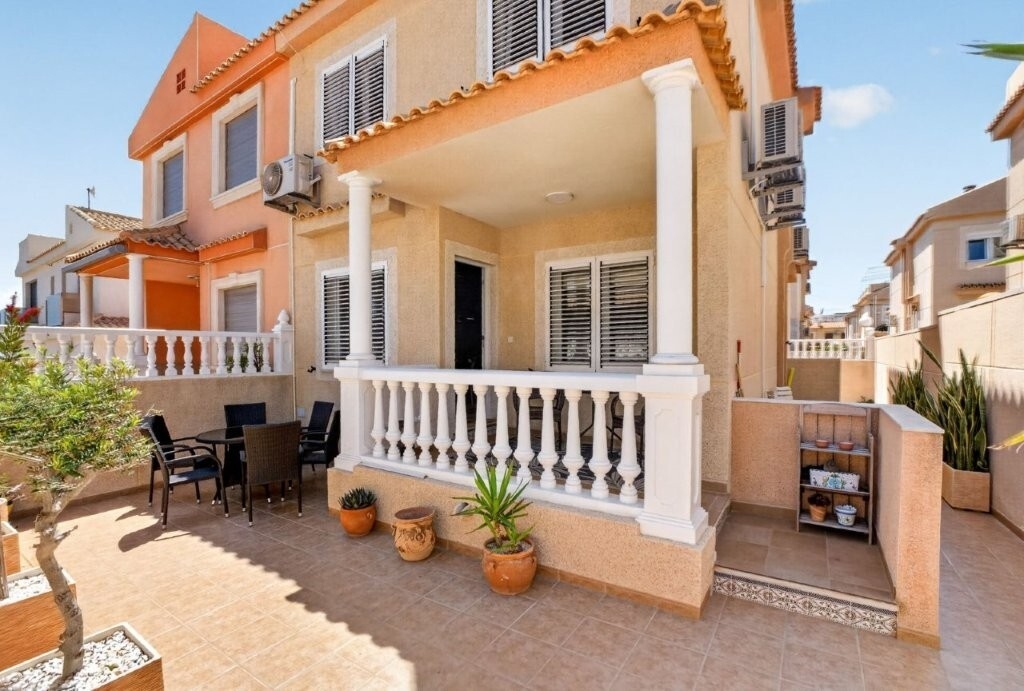 3 Bedroom 2 Bathroom Town House in Torrevieja