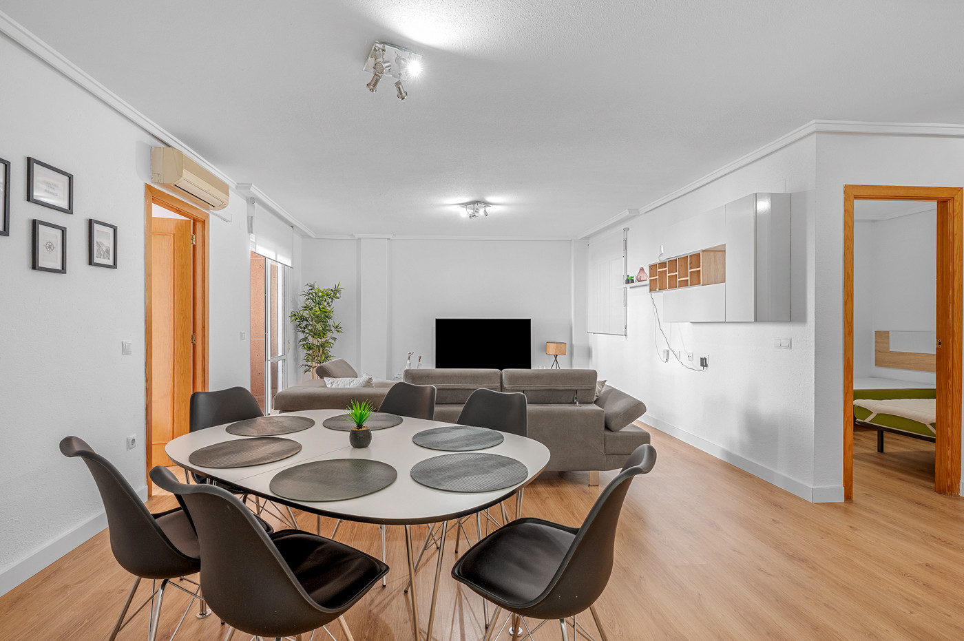 For sale - 3 Bedroom 2 Bathroom Apartment in Torrevieja - Costa Blanca  - Alicante