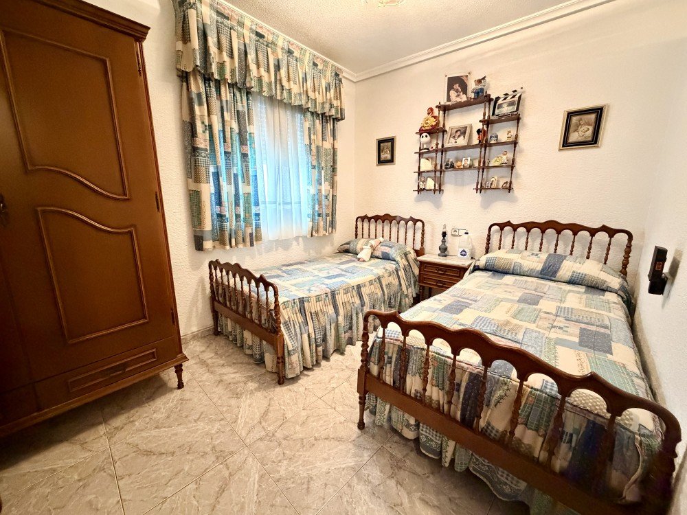 For sale - 6 Bedroom 2 Bathroom Apartment in Torrevieja - Costa Blanca  - Alicante