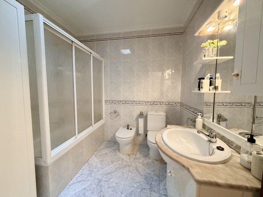 For sale - 6 Bedroom 2 Bathroom Apartment in Torrevieja - Costa Blanca  - Alicante