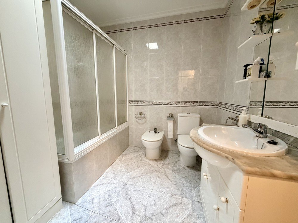 For sale - 6 Bedroom 2 Bathroom Apartment in Torrevieja - Costa Blanca  - Alicante