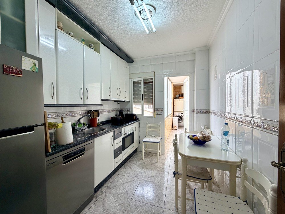 For sale - 6 Bedroom 2 Bathroom Apartment in Torrevieja - Costa Blanca  - Alicante