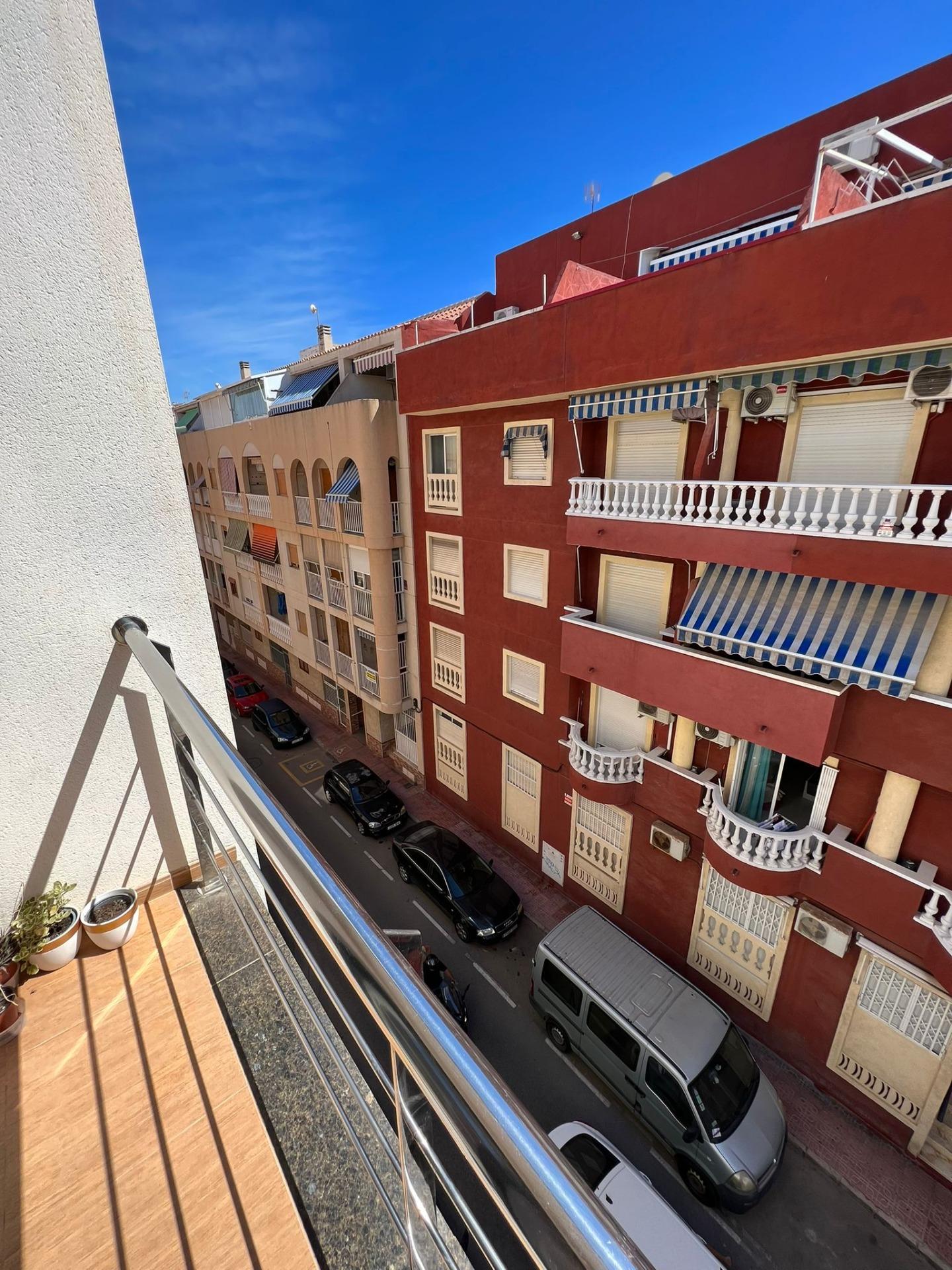 For sale - 3 Bedroom 2 Bathroom Apartment in Torrevieja - Centro  - Alicante
