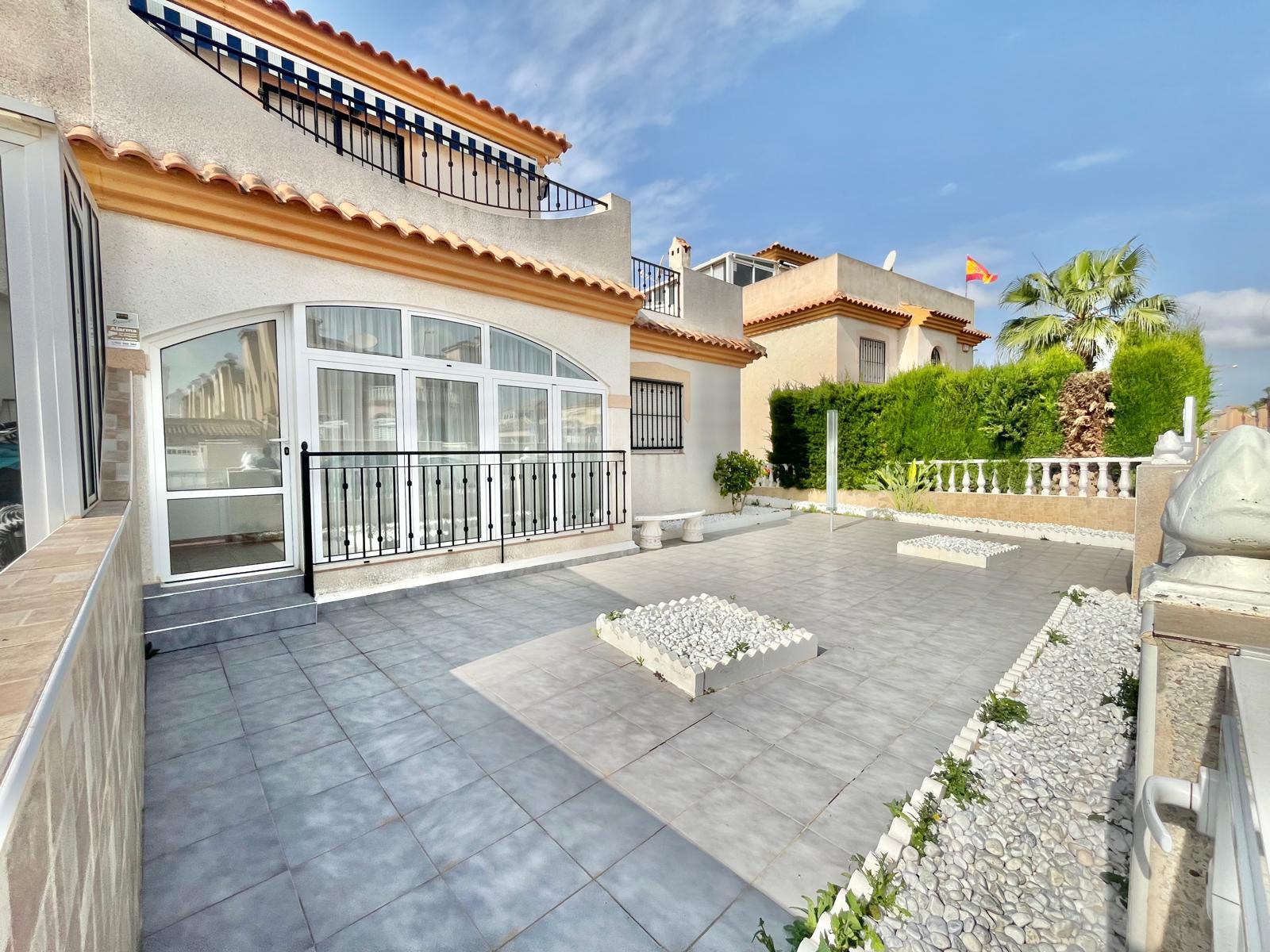 For sale - 3 Bedroom 1 Bathroom Quad House in Playa Flamenca  - Playa Flamenca  - Alicante