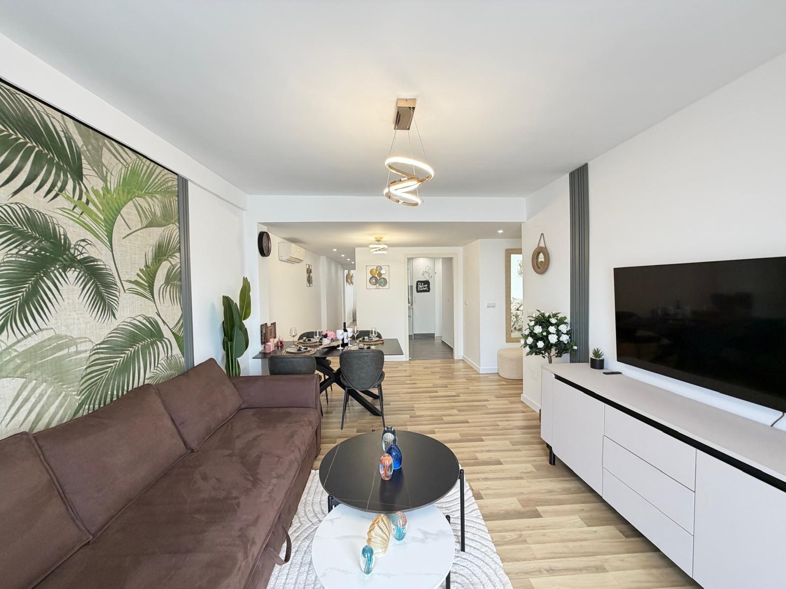 For sale - 3 Bedroom 2 Bathroom Apartment in Torrevieja - Centro  - Alicante