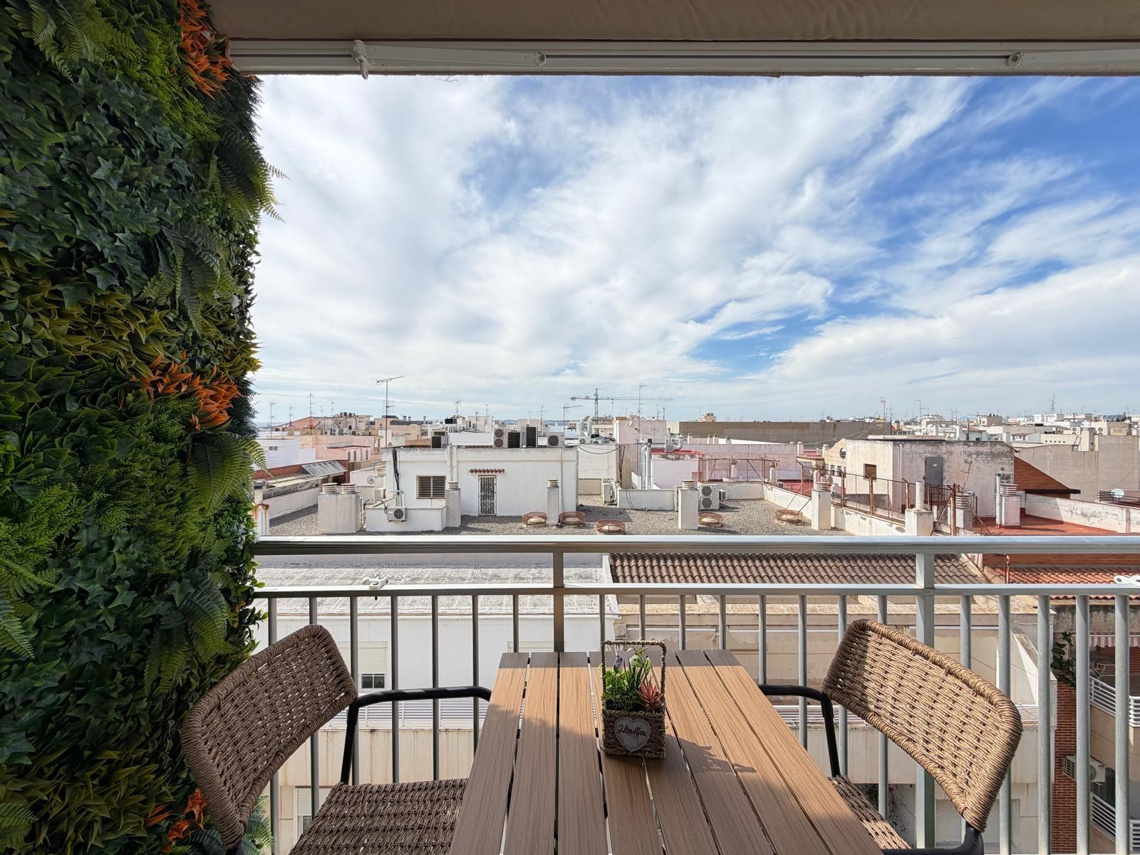 For sale - 3 Bedroom 2 Bathroom Apartment in Torrevieja - Centro  - Alicante