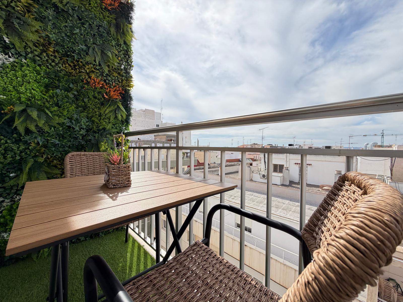 For sale - 3 Bedroom 2 Bathroom Apartment in Torrevieja - Centro  - Alicante