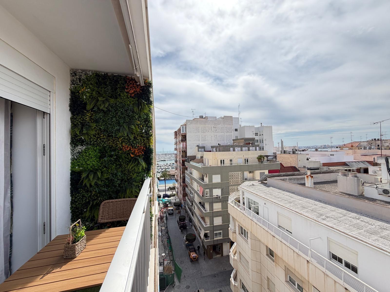 For sale - 3 Bedroom 2 Bathroom Apartment in Torrevieja - Centro  - Alicante