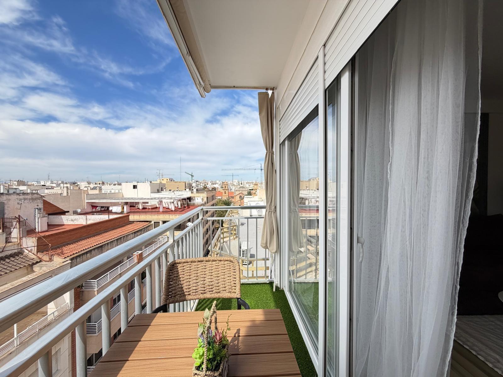 For sale - 3 Bedroom 2 Bathroom Apartment in Torrevieja - Centro  - Alicante