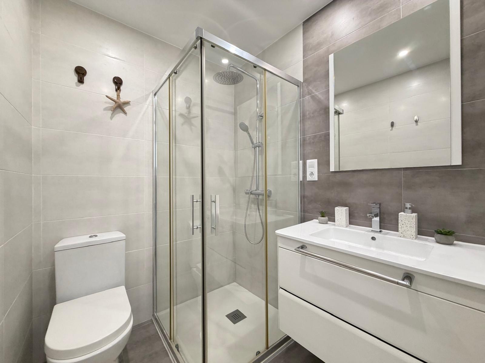For sale - 3 Bedroom 2 Bathroom Apartment in Torrevieja - Centro  - Alicante