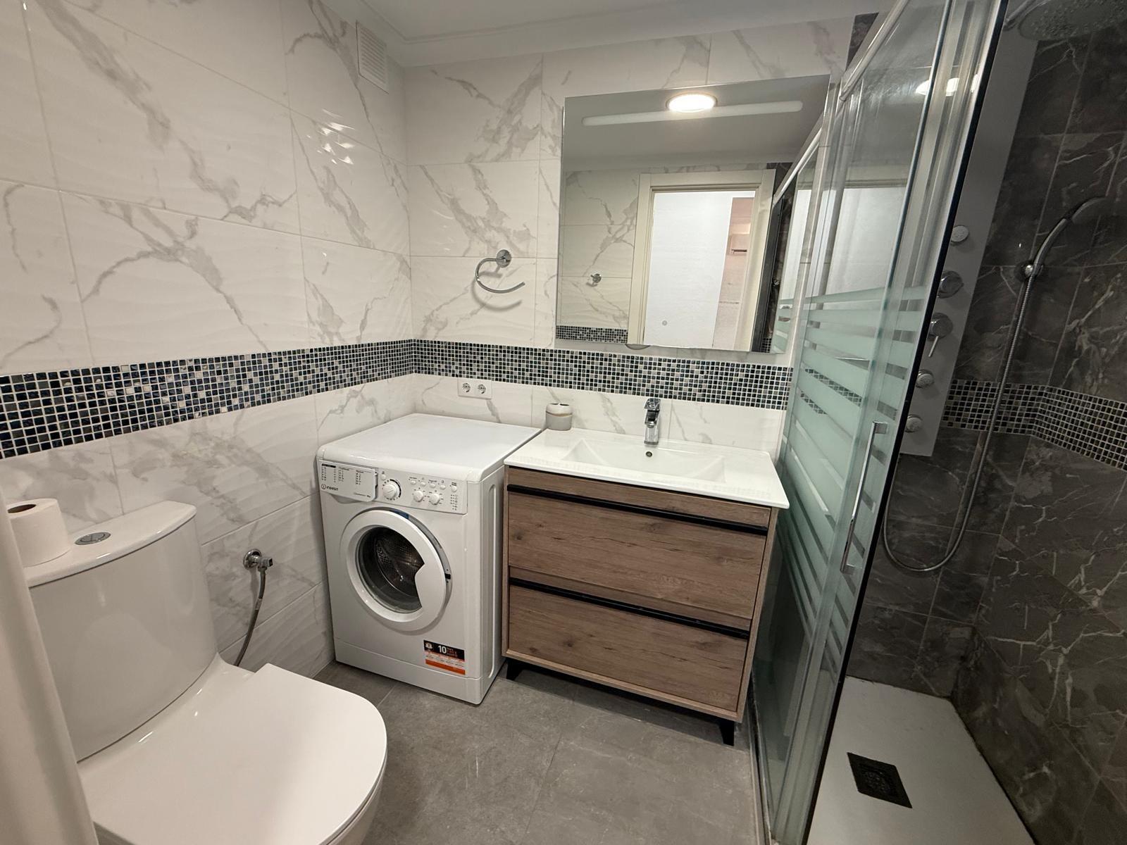 For sale - 2 Bedroom 1 Bathroom Apartment in Torrevieja - Centro  - Alicante