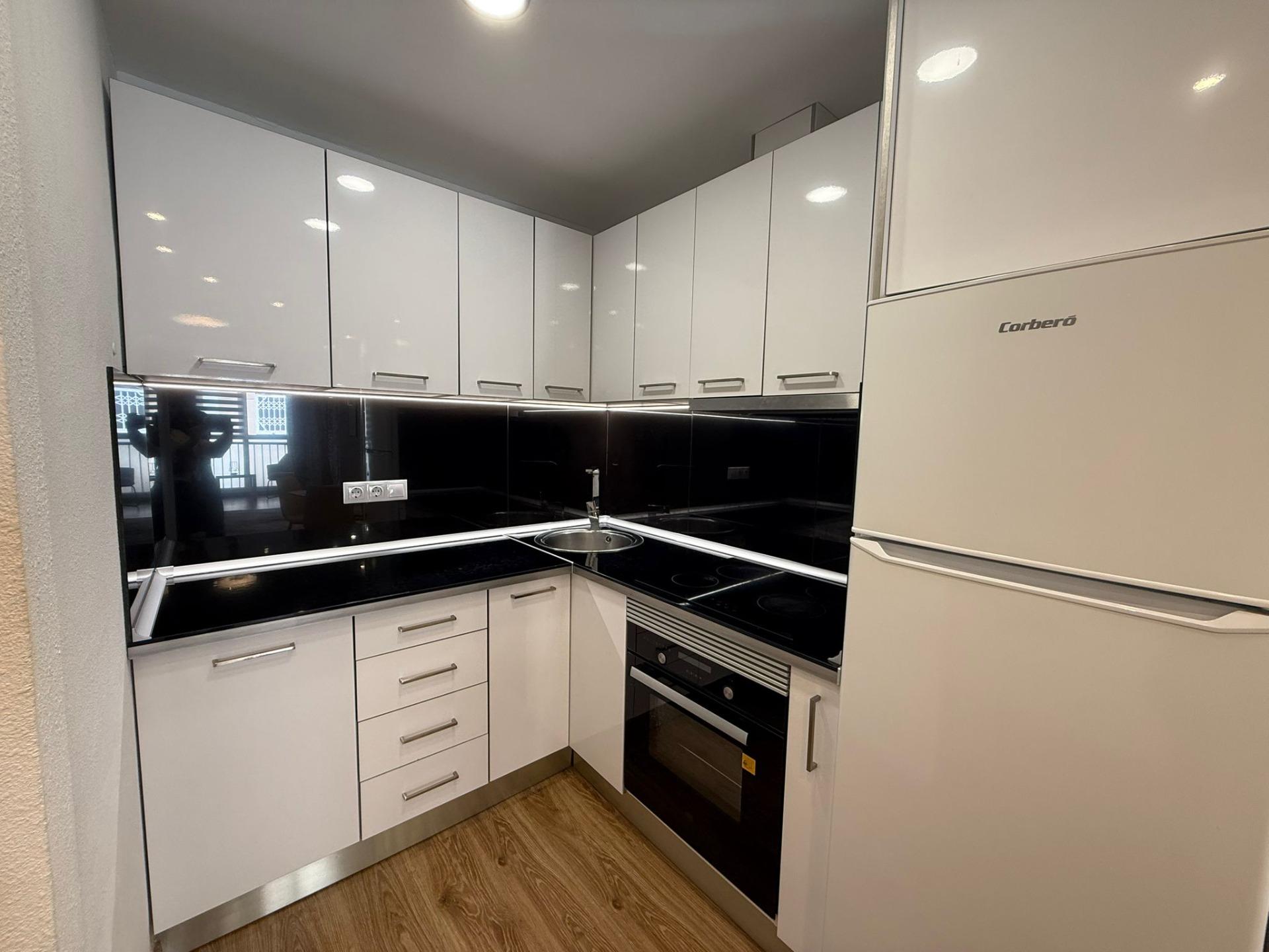 For sale - 2 Bedroom 1 Bathroom Apartment in Torrevieja - Centro  - Alicante