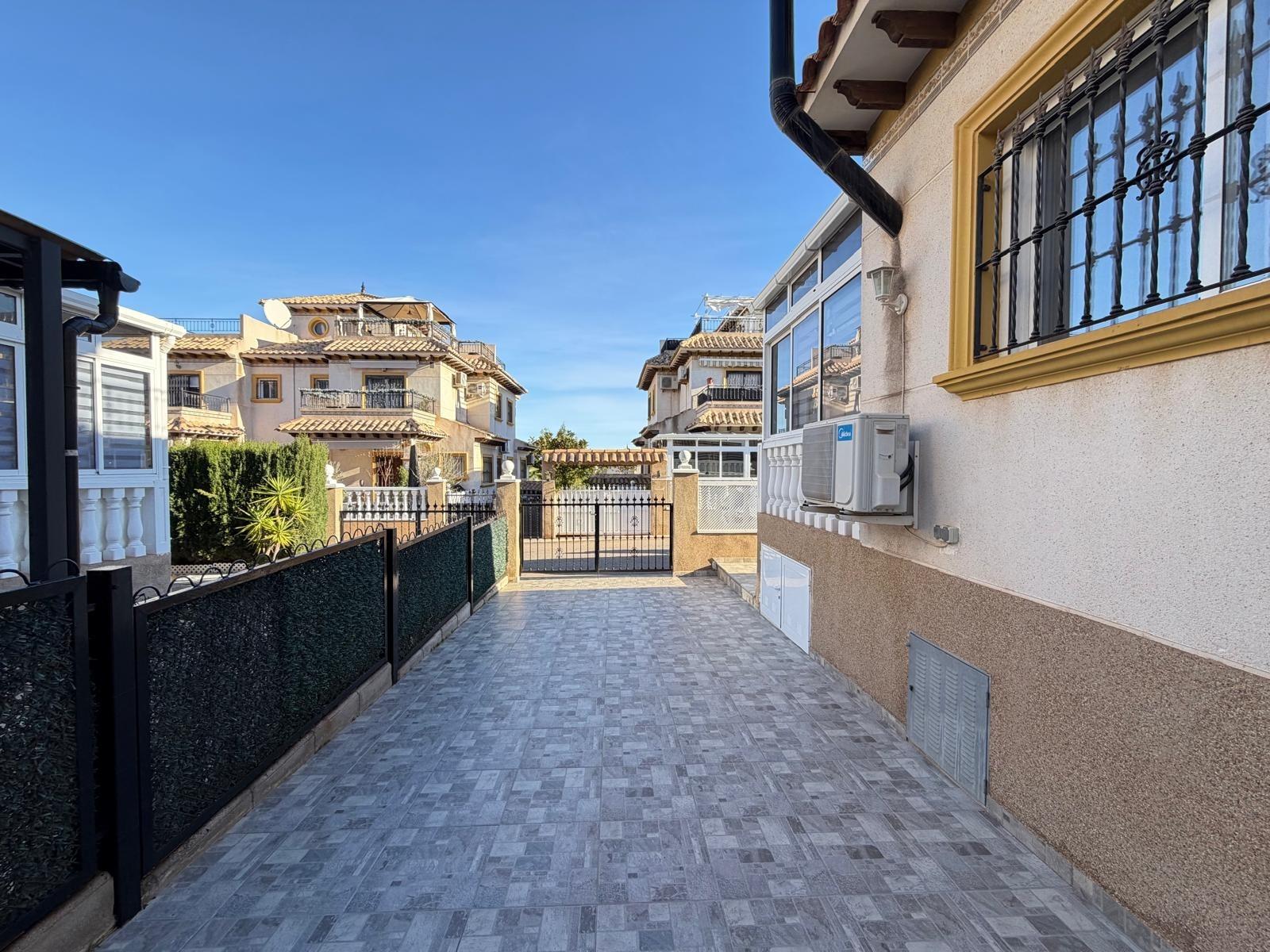 For sale - 2 Bedroom 2 Bathroom Town House in Orihuela Costa - Las Filipinas  - Alicante