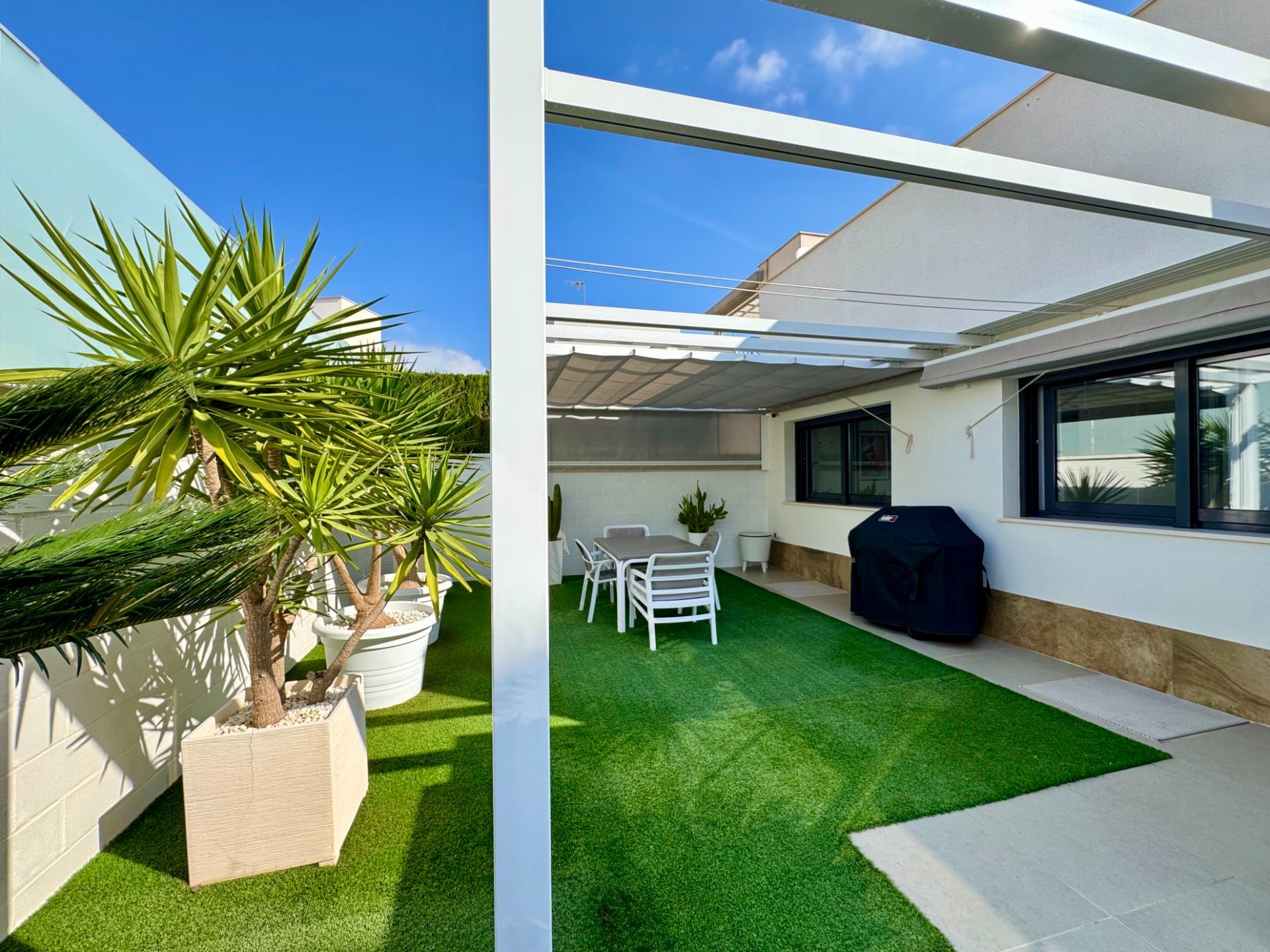 For sale - 3 Bedroom 2 Bathroom Villa in San Miguel de Salinas - Bellavista  - Alicante
